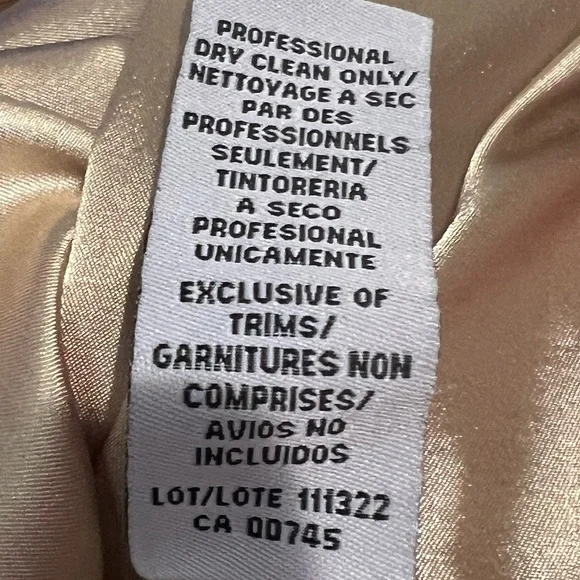 Monique Lhuillier Half Sleeve Bateau Neckline Fit and Flare Lace Dress. Lined - Picture 10 of 10